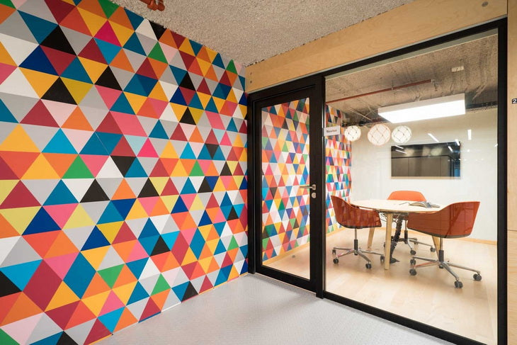 如何提升辦公室的品牌形象?辦公室的品牌牆身貼紙設計