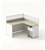 灰色多組合帶有屏風辦公桌 Grey multi-configuration office desk with privacy screens